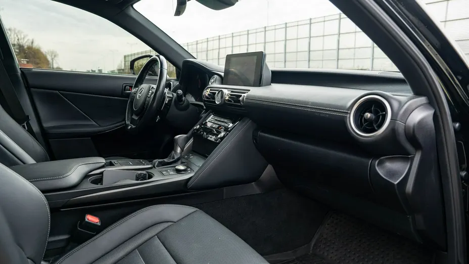 LEXUS IS -
