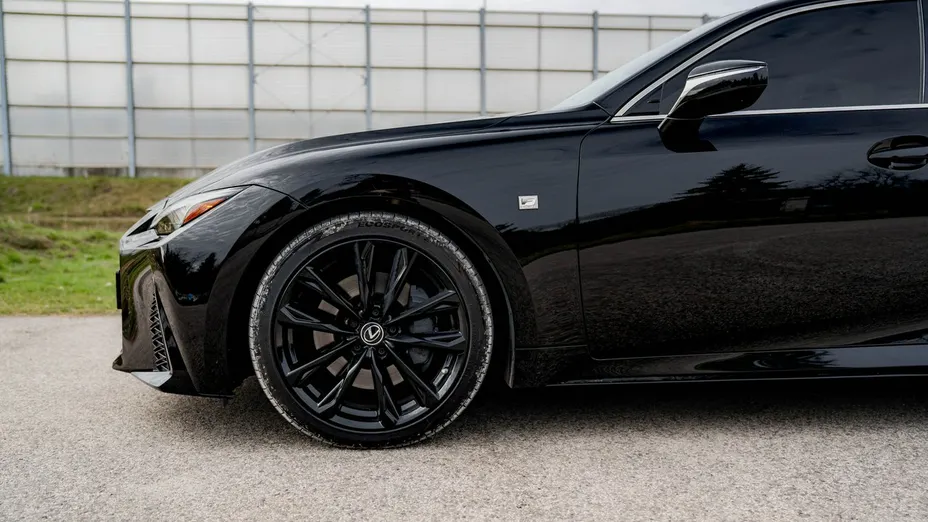 LEXUS IS -