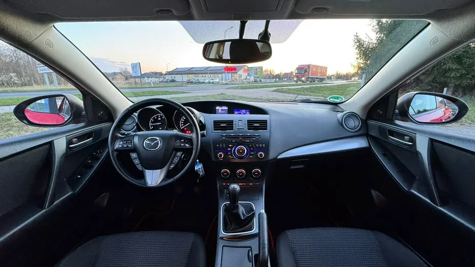 MAZDA 3 -