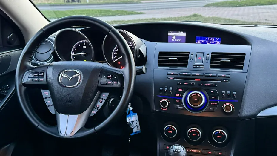 MAZDA 3 -