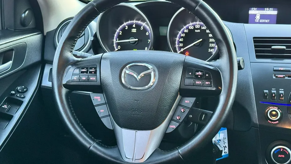 MAZDA 3 -