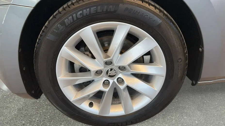 SKODA Superb -