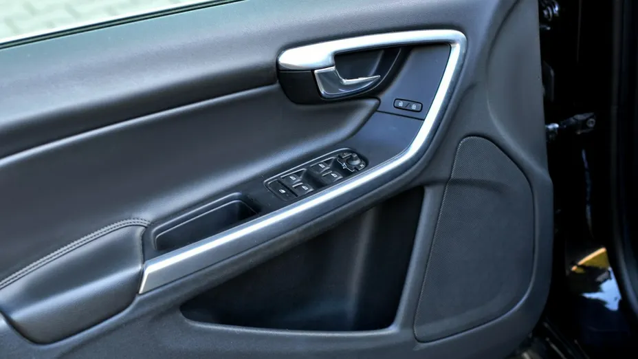 VOLVO V60 -