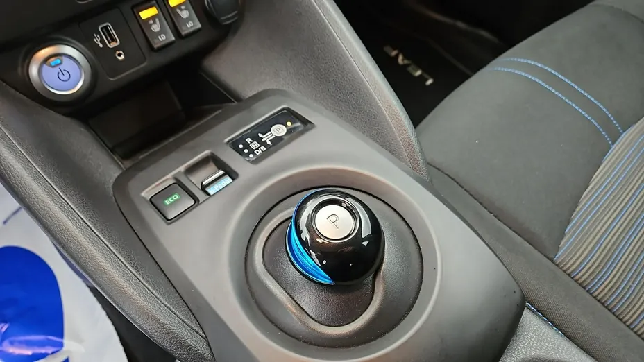 NISSAN Leaf -
