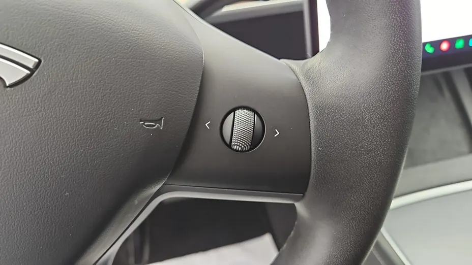 TESLA Model Y -