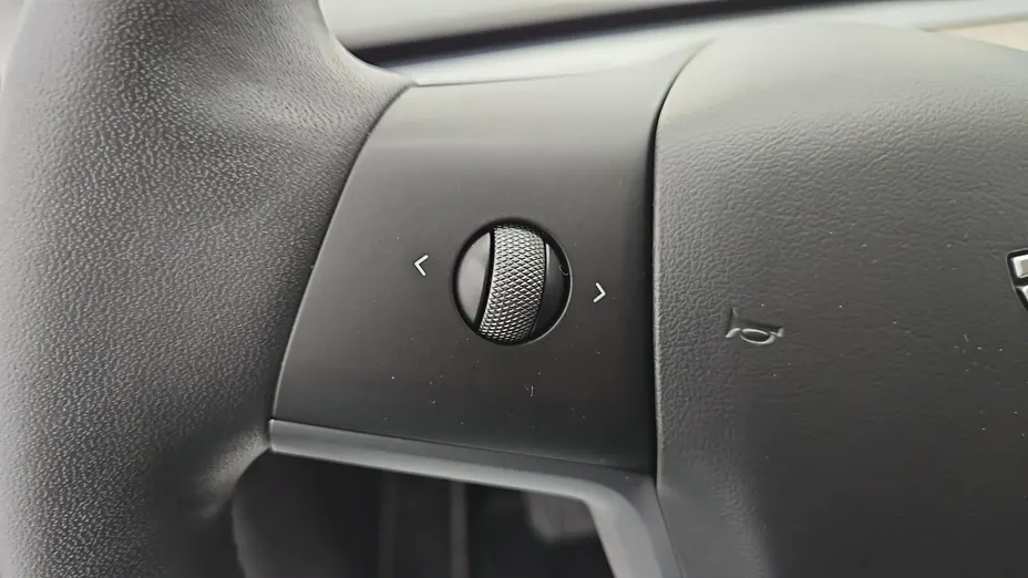 TESLA Model Y -