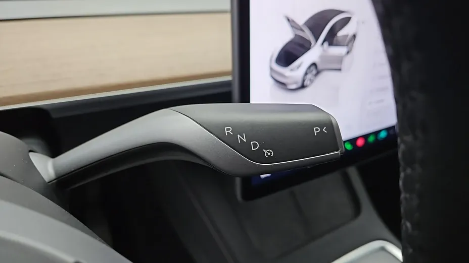 TESLA Model Y -