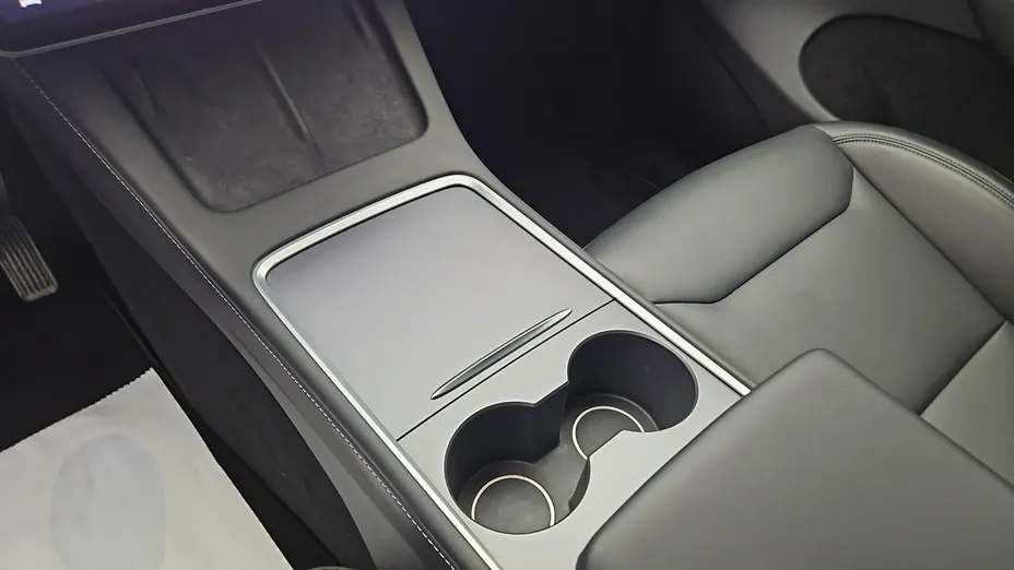 TESLA Model Y -