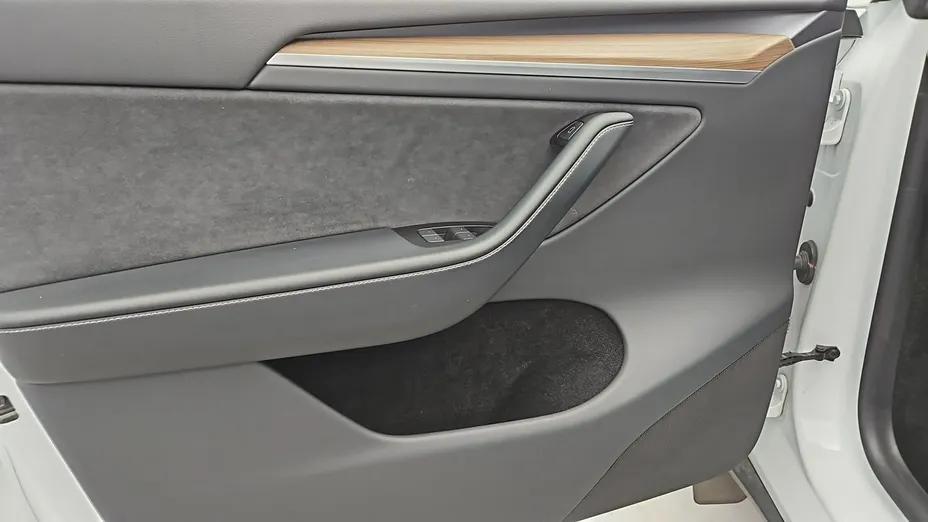 TESLA Model Y -