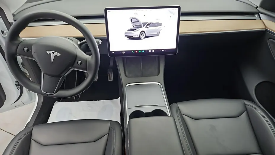 TESLA Model Y -