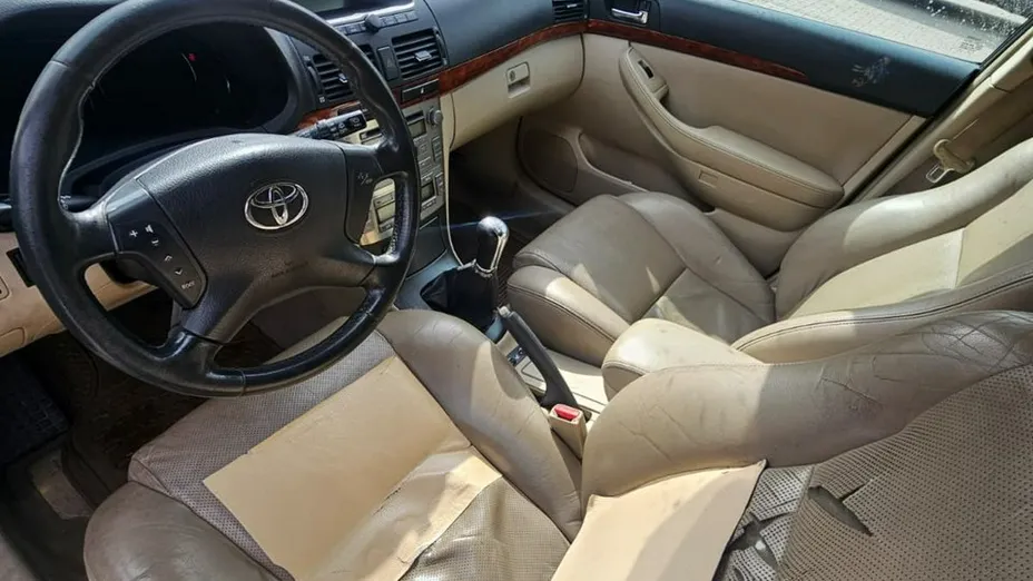 TOYOTA Avensis -