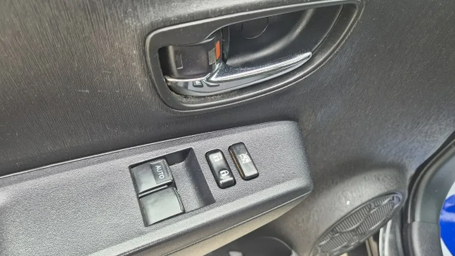 TOYOTA Yaris -