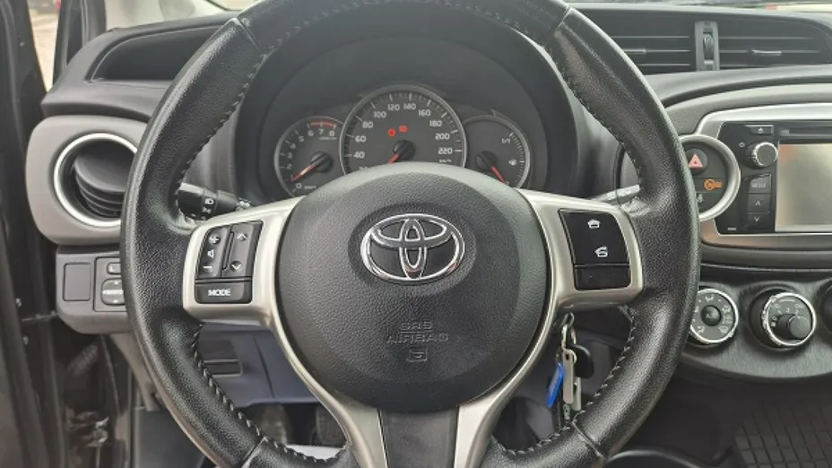 TOYOTA Yaris -