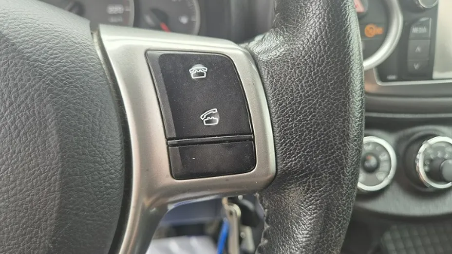 TOYOTA Yaris -
