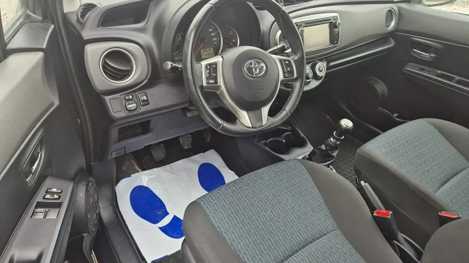 TOYOTA Yaris -