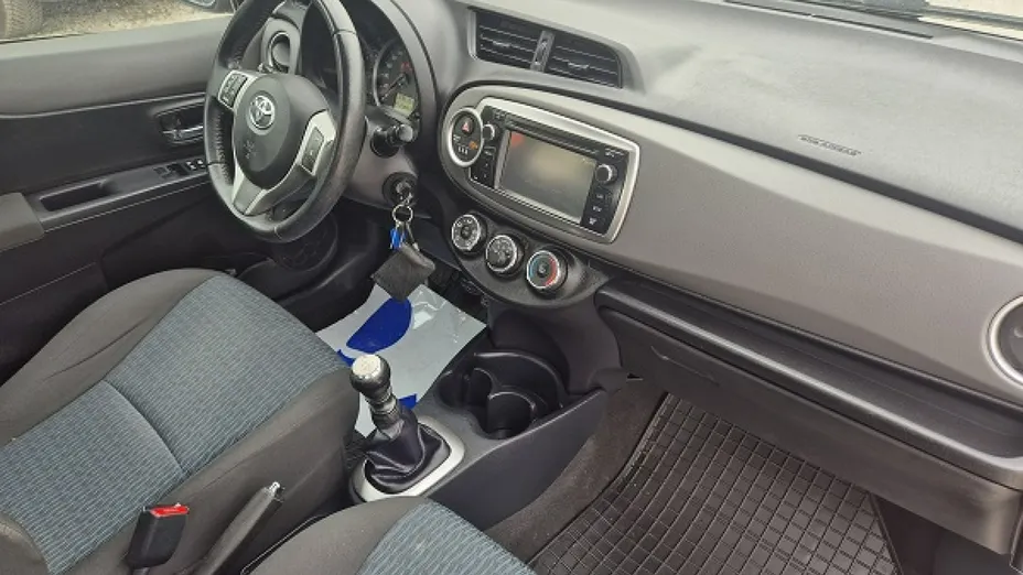 TOYOTA Yaris -