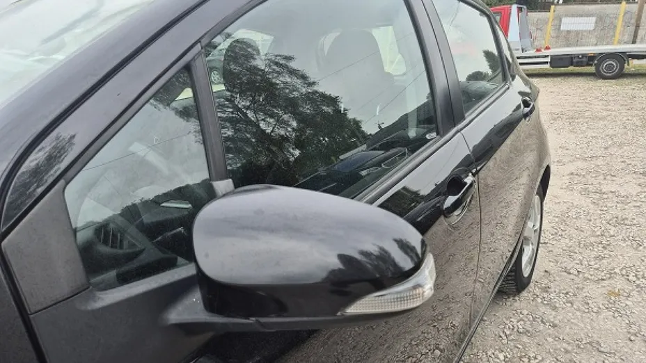 TOYOTA Yaris -