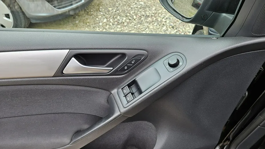 VOLKSWAGEN Golf -