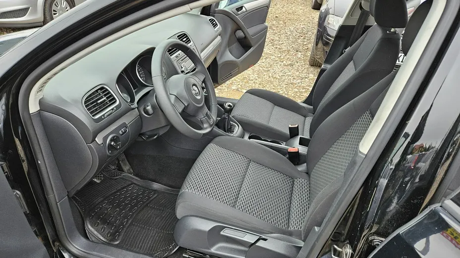 VOLKSWAGEN Golf -