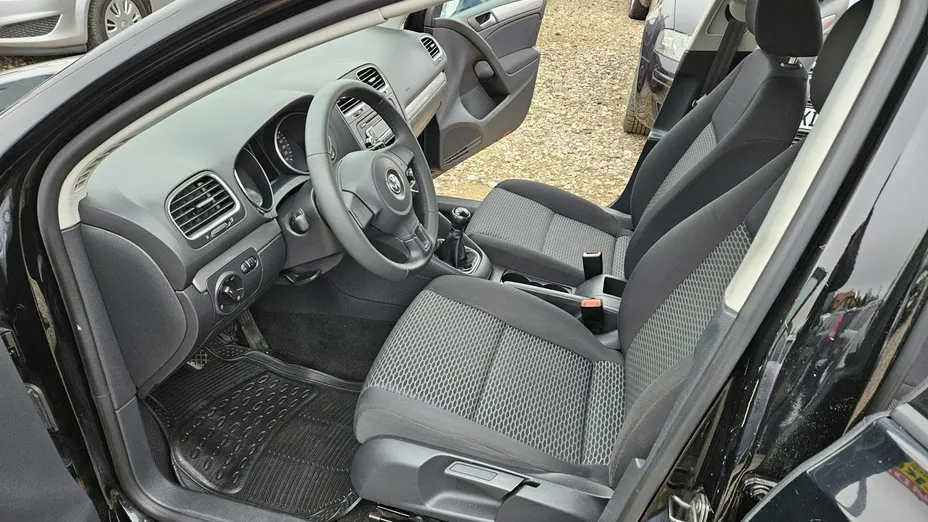 VOLKSWAGEN Golf -