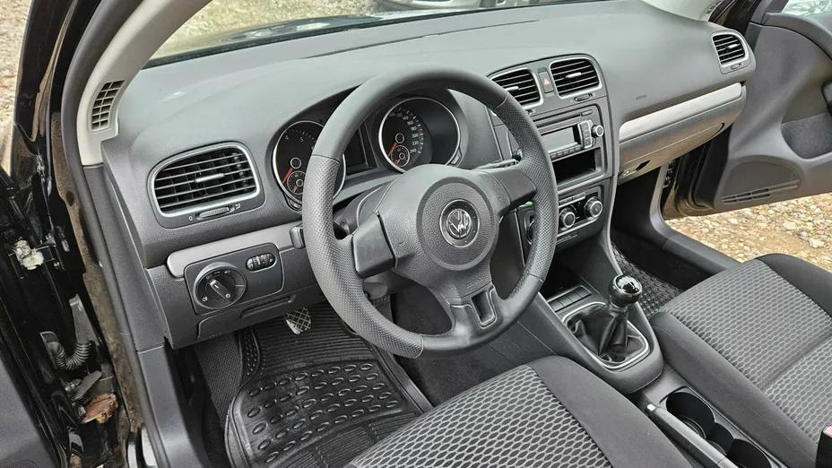 VOLKSWAGEN Golf -