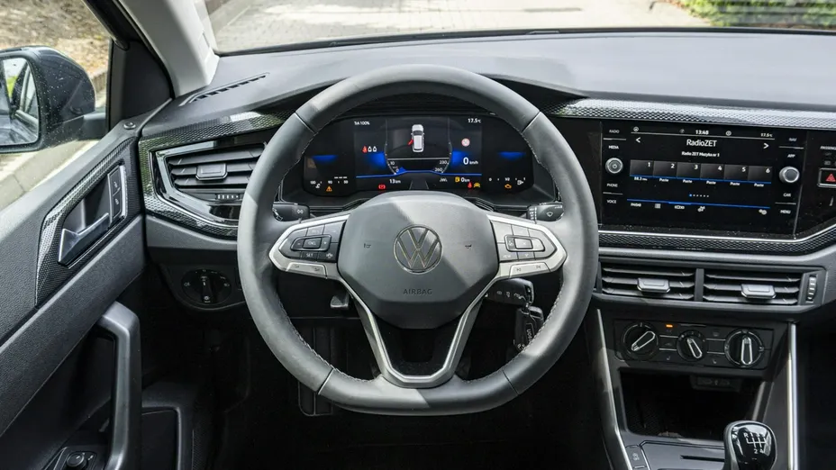 VOLKSWAGEN Polo -