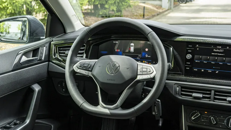 VOLKSWAGEN Polo -