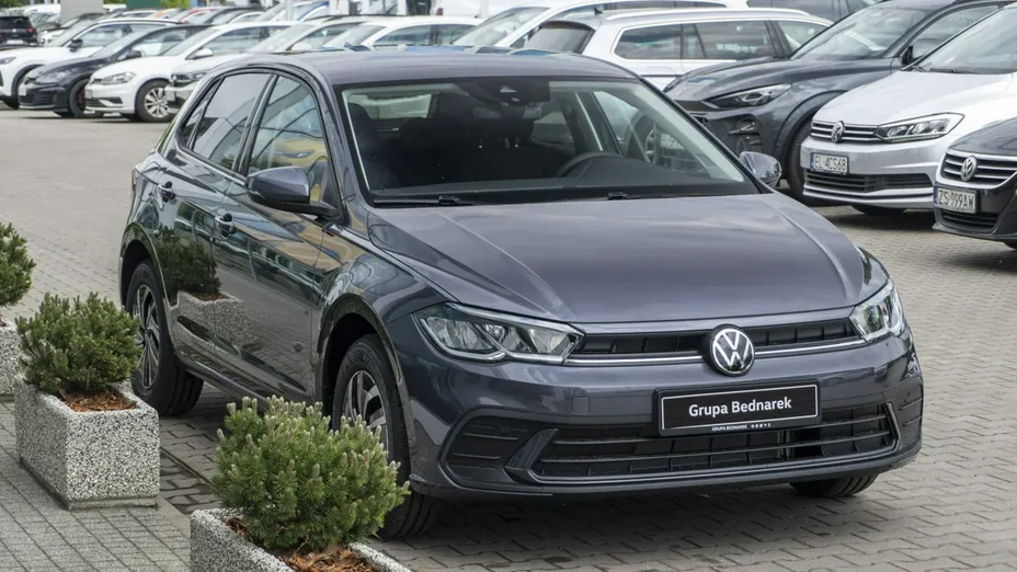 VOLKSWAGEN Polo -