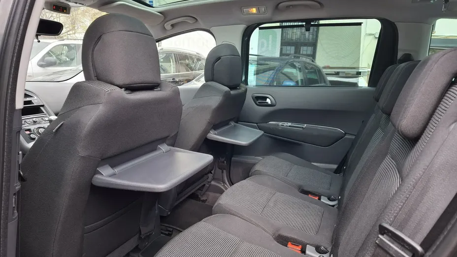 PEUGEOT 5008 -