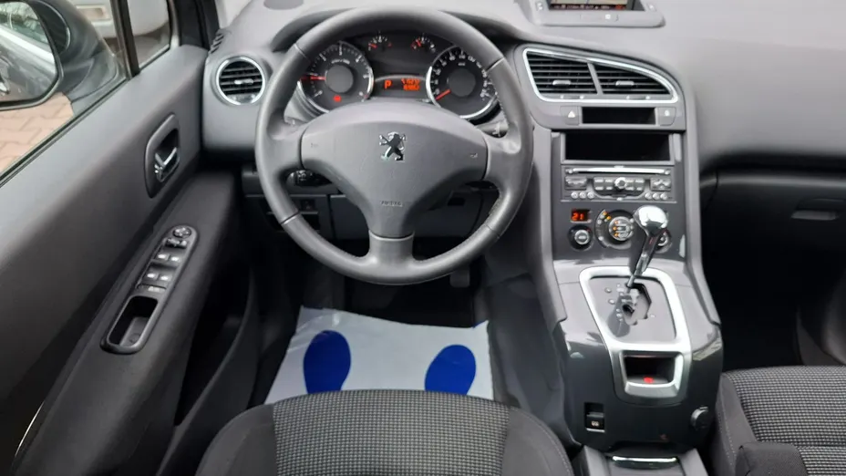 PEUGEOT 5008 -