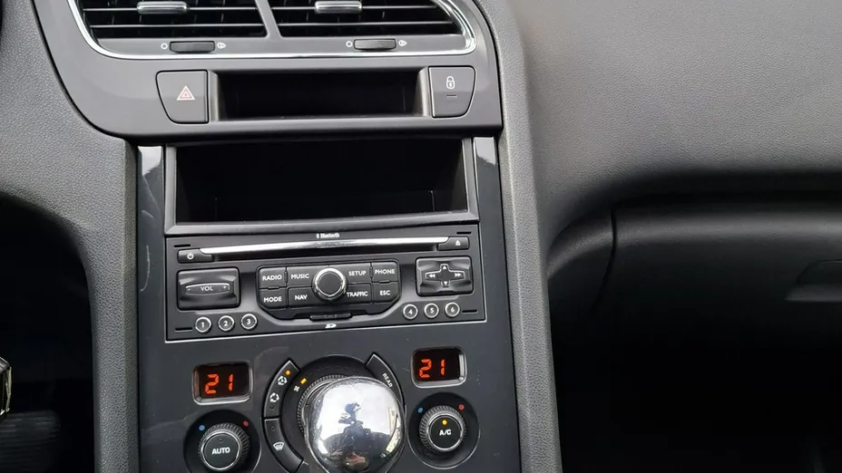 PEUGEOT 5008 -