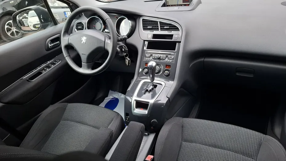 PEUGEOT 5008 -