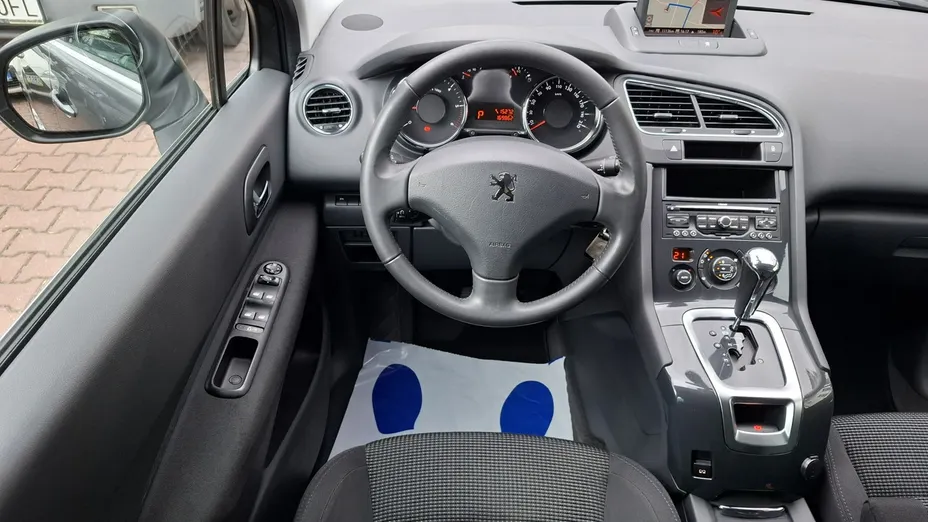 PEUGEOT 5008 -