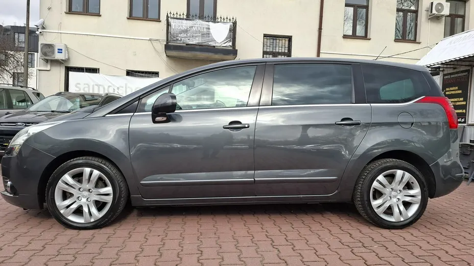 PEUGEOT 5008 -