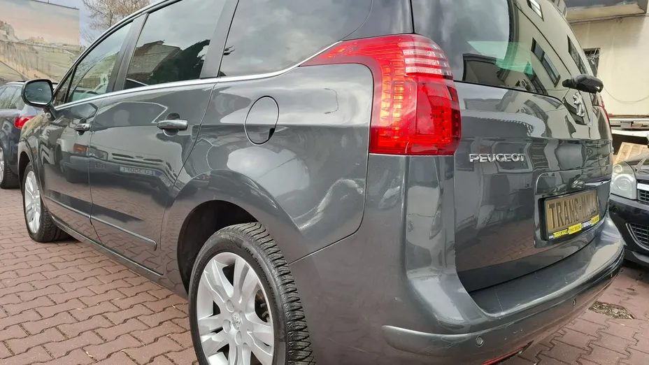 PEUGEOT 5008 -