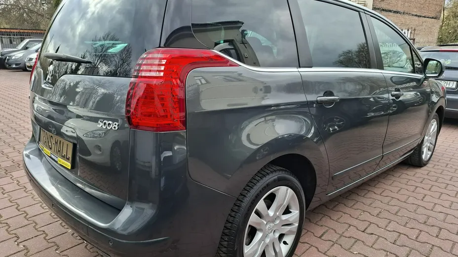 PEUGEOT 5008 -