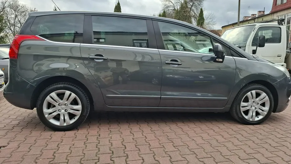 PEUGEOT 5008 -