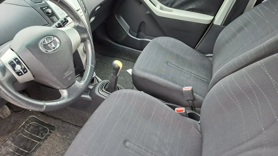 TOYOTA Yaris -