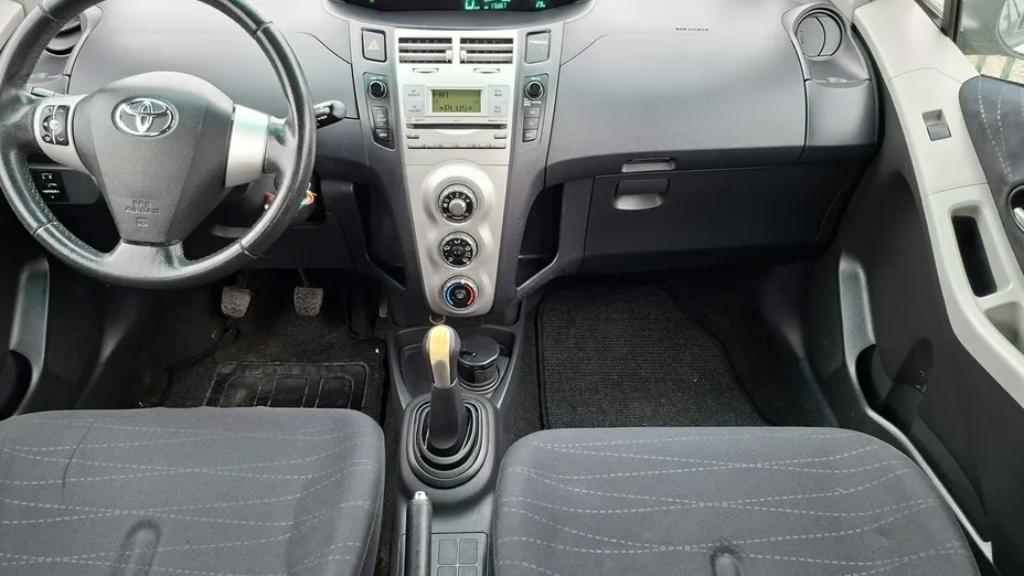 TOYOTA Yaris -