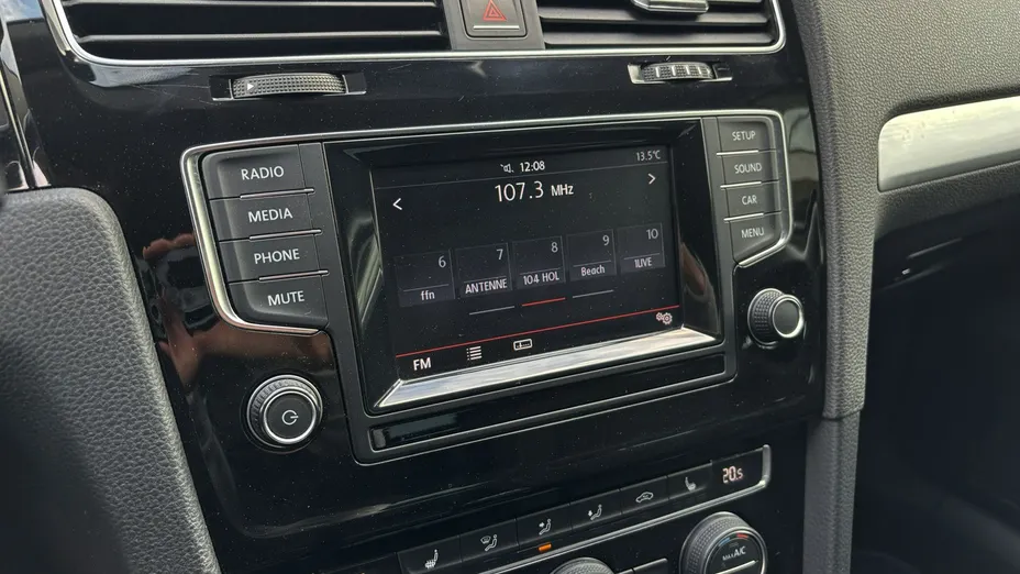 VOLKSWAGEN Golf -