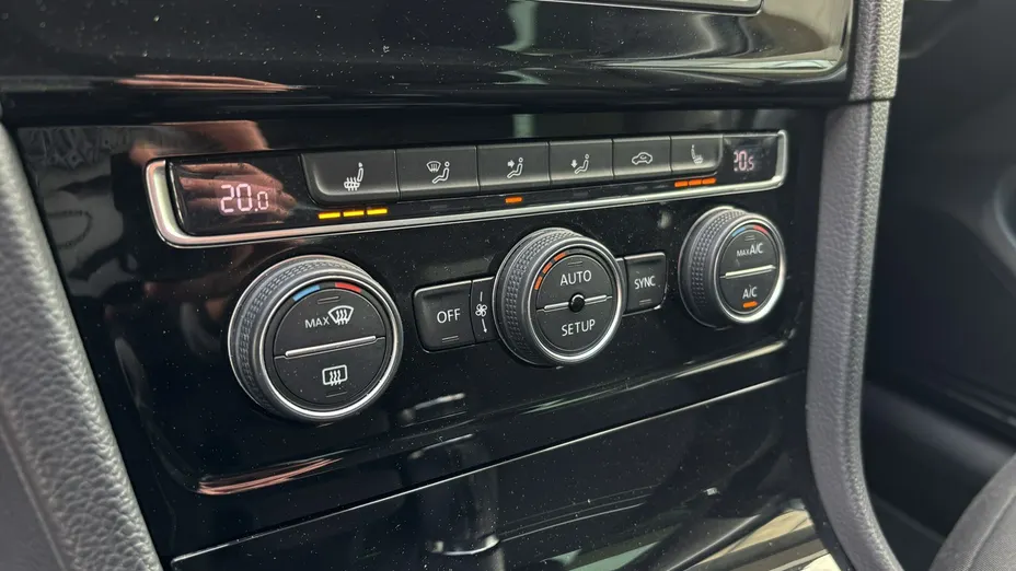 VOLKSWAGEN Golf -