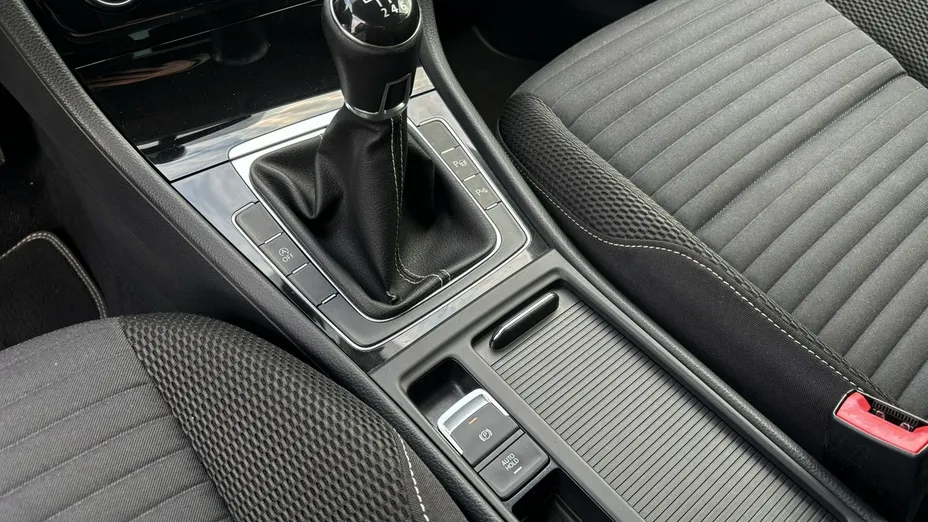 VOLKSWAGEN Golf -