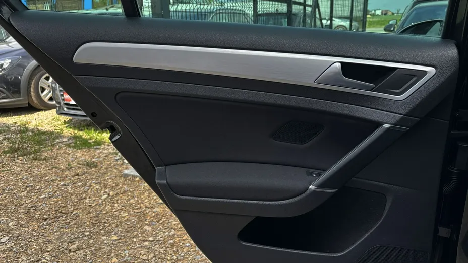 VOLKSWAGEN Golf -