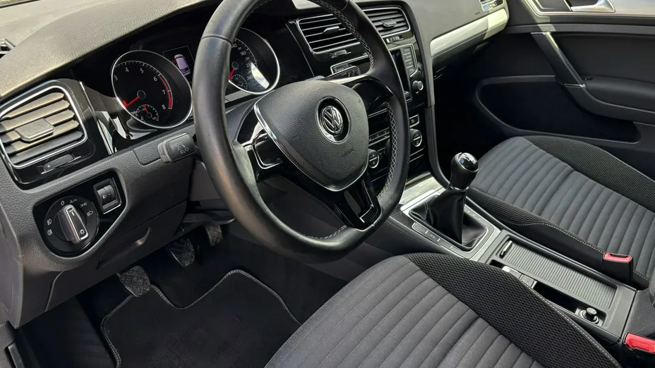 VOLKSWAGEN Golf -