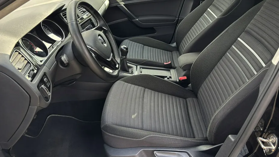 VOLKSWAGEN Golf -