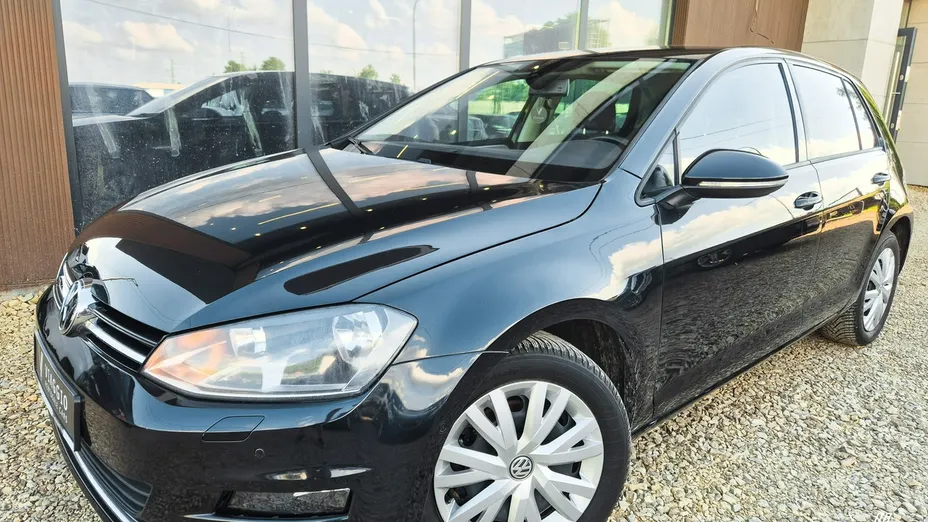 VOLKSWAGEN Golf -