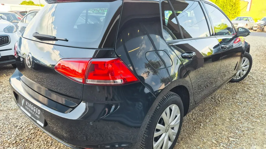 VOLKSWAGEN Golf -