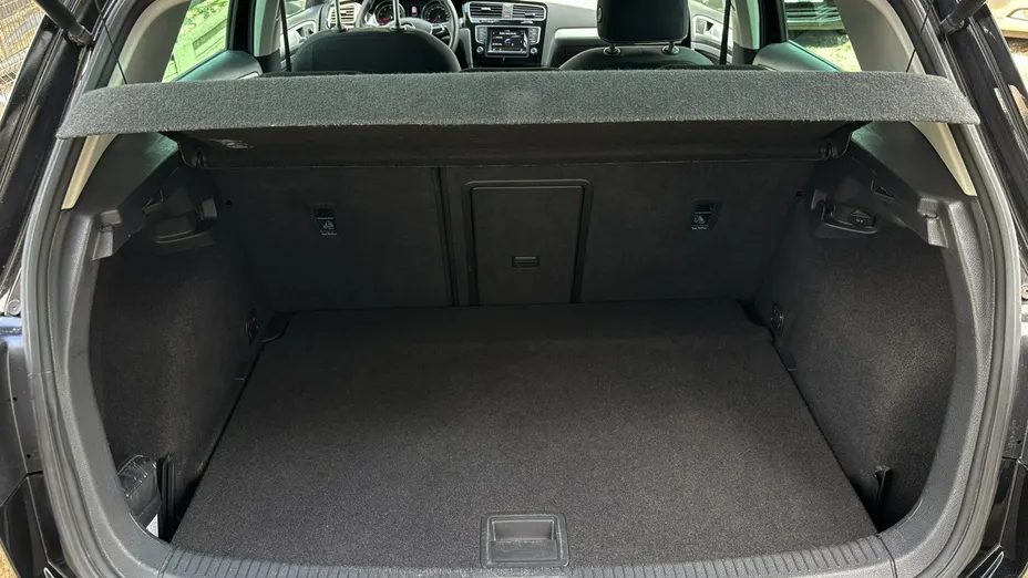 VOLKSWAGEN Golf -