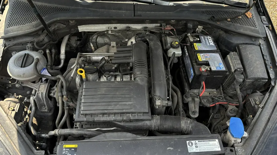 VOLKSWAGEN Golf -