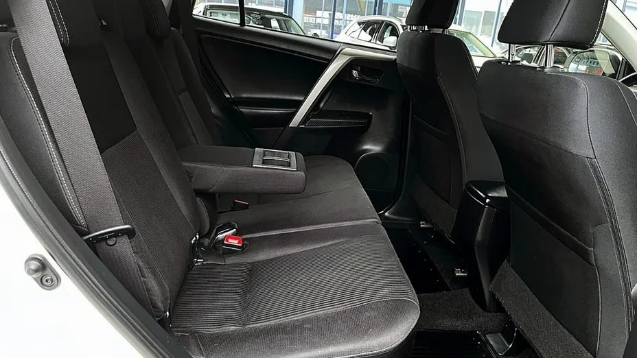 TOYOTA RAV4 -
